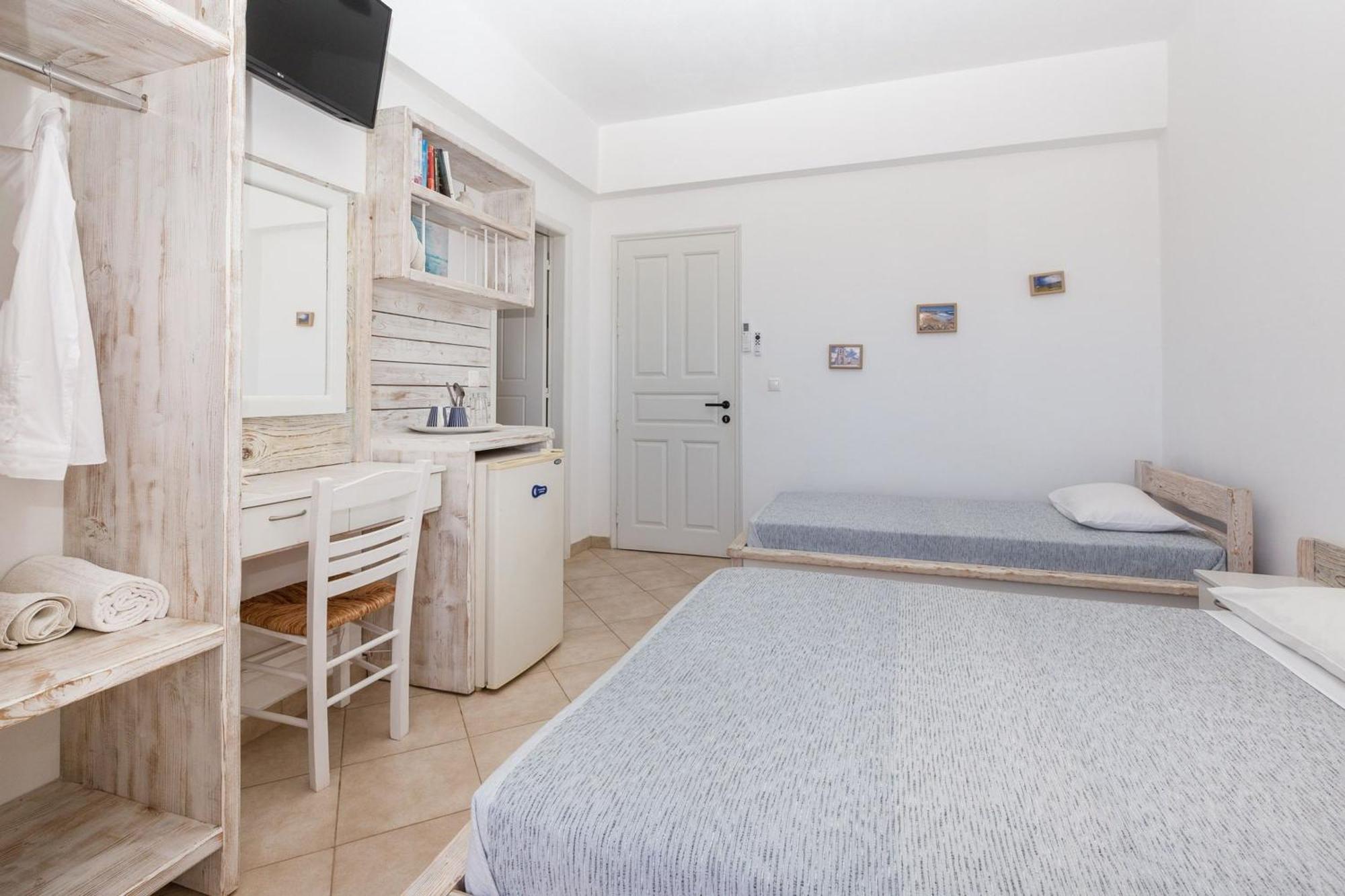 Harama Hotel Schinousa Schoinoussa Buitenkant foto